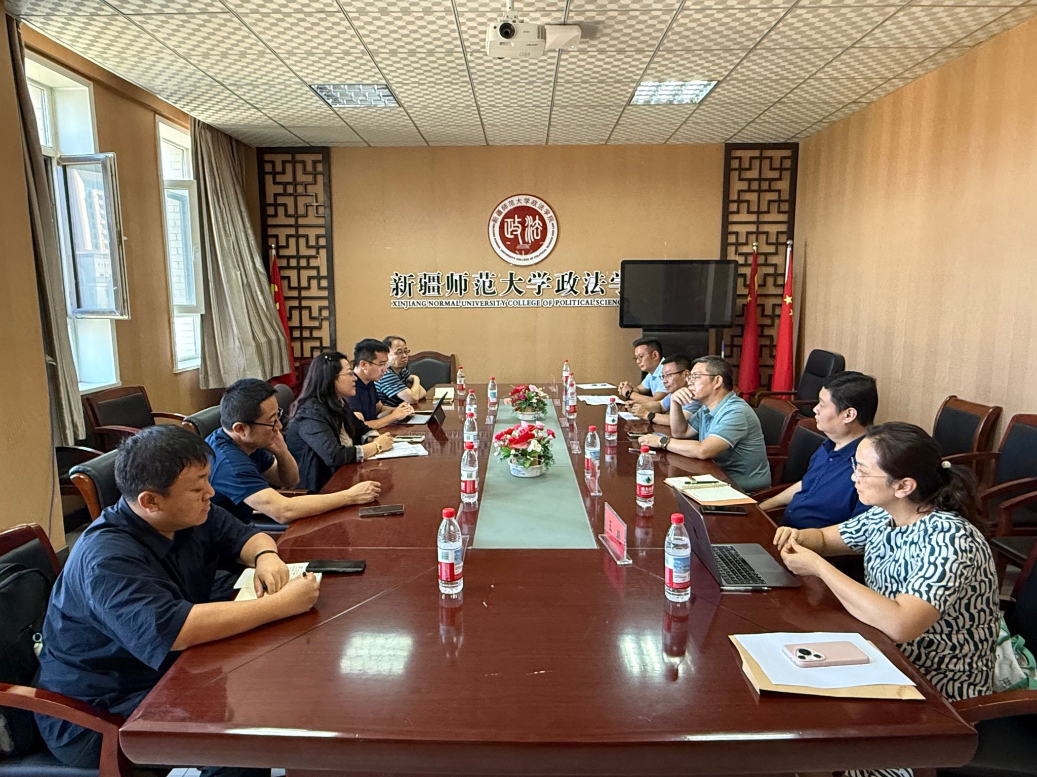 中国社会科学院专家团来亚洲色情网
调研 共商“一带一路”建设与边疆治理合作